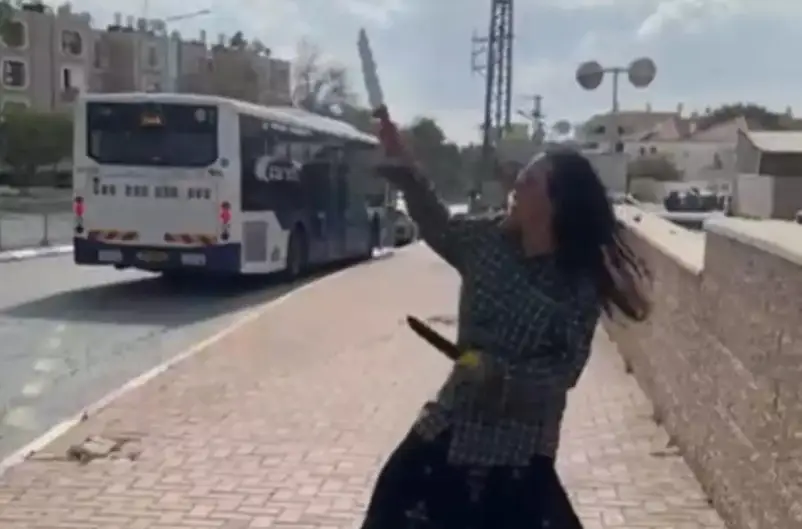 אישה הלוקה בנפשה איימה עם סכינים על אנשים בבאר שבע