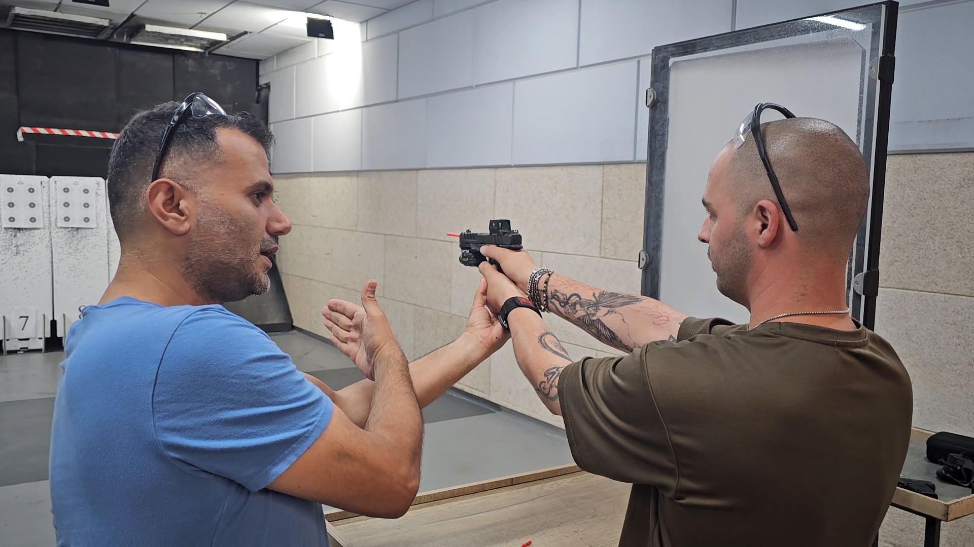 אחיזה נכונה באקדח